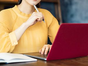 ネットで物件を探す女性