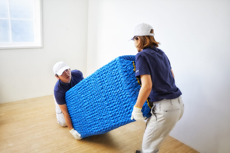 冷蔵庫を運ぶ作業員